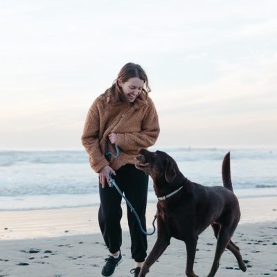 Kobieta z psem na plaży